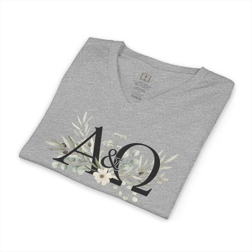 Camiseta con cuello en V y estampado floral Alpha &amp; Omega | Camisa con fe cristiana sutil