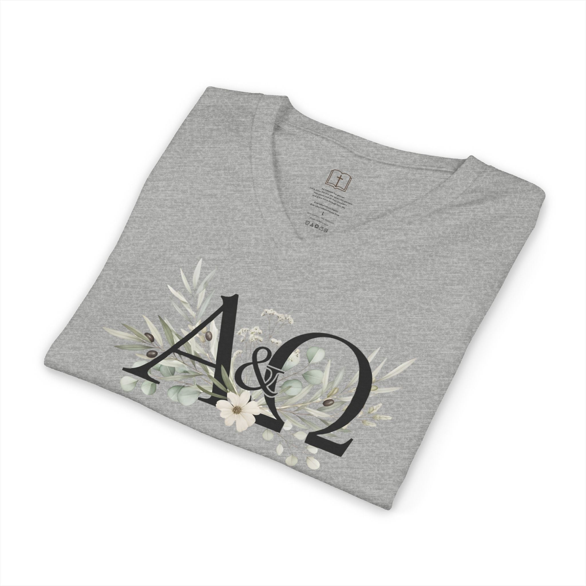 Camiseta con cuello en V y estampado floral Alpha &amp; Omega | Camisa con fe cristiana sutil