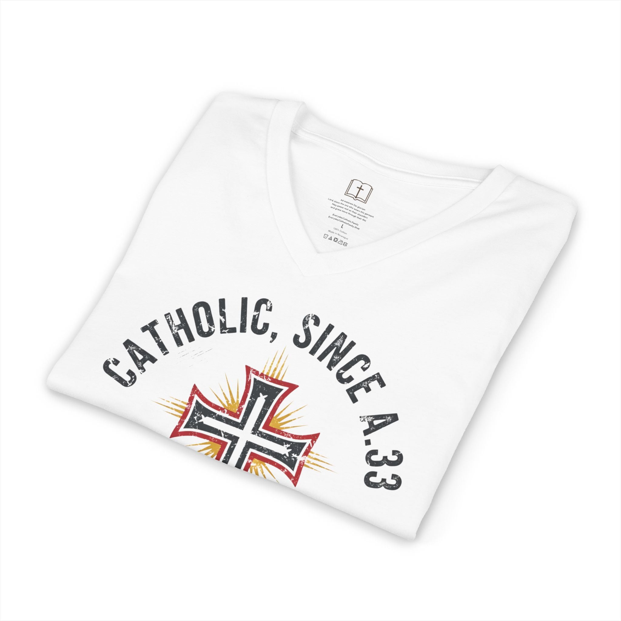 Camiseta de cuello en V para hombre "Católico desde el año 33 d. C." - Fe y herencia