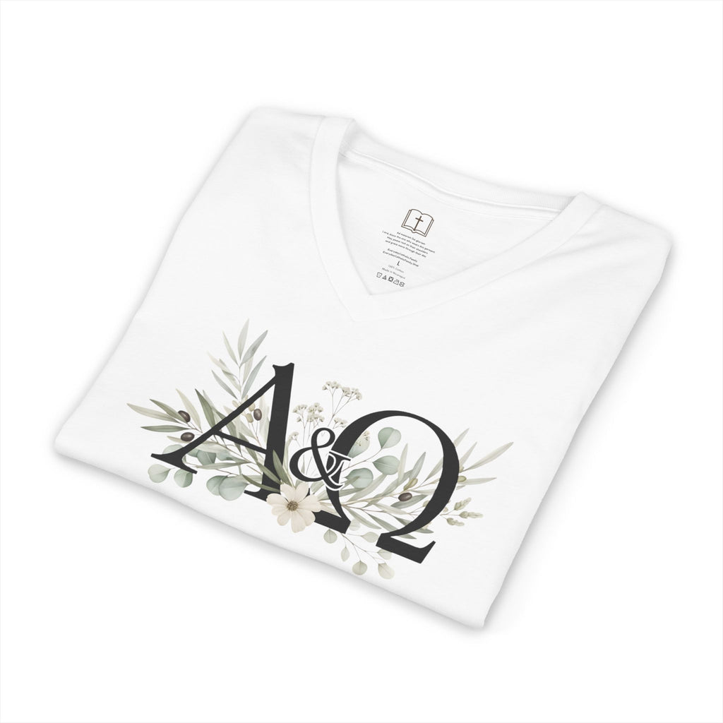 Camiseta con cuello en V y estampado floral Alpha &amp; Omega | Camisa con fe cristiana sutil