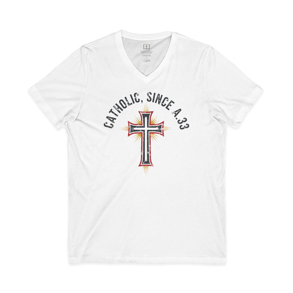 Camiseta de cuello en V para hombre "Católico desde el año 33 d. C." - Fe y herencia